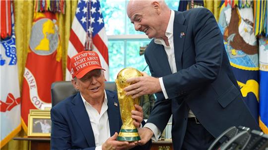 Donald Trump (l) und die Fußball-WM: längst ein politisches Thema. (Archivbild)