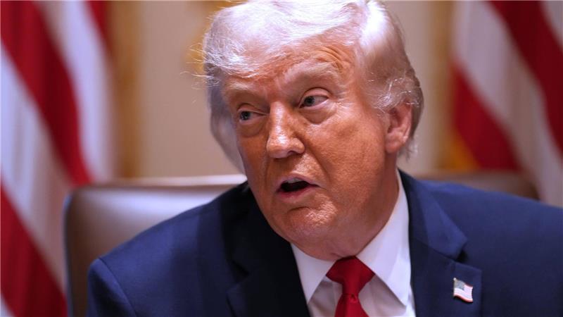 Donald Trump lockerte zunächst die Regeln für die KI-Industrie. (Archivbild)