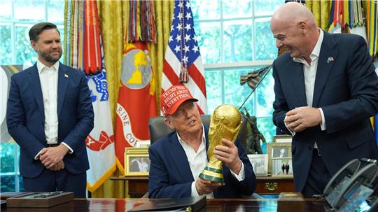 Donald Trump präsentiert den WM-Pokal