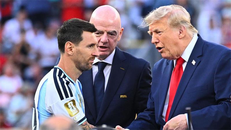 Das war die WM-Nacht: Spanien feiert Titel, Pfiffe für Trump Donald Trump (r) ehrt Lionel Messi.
