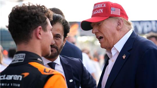 Donald Trump (r) inszenierte sich als Lando Norris‘ (l) Glücksbringer.