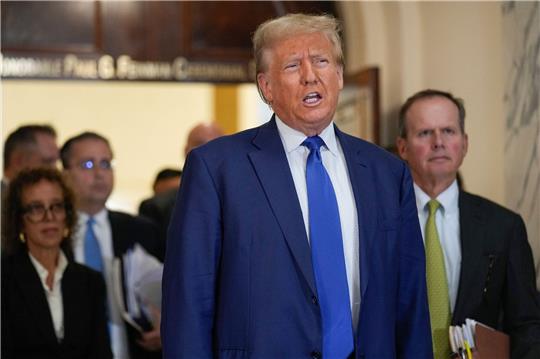 Donald Trump spricht während einer Pause seines Prozesses wegen Wirtschaftsbetrugs am New York Supreme Court.