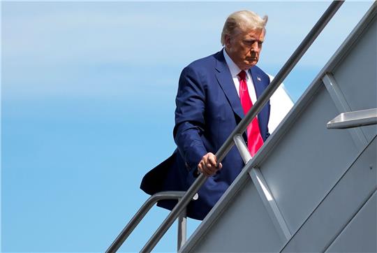 Donald Trump steigt nach dem Gerichtstermin am internationalen Flughafen von Miami in sein Privatflugzeug.