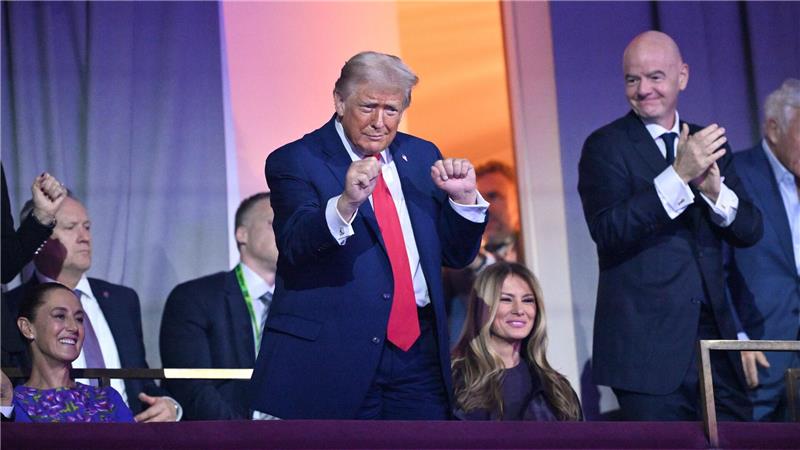 Donald Trump tanzt auf der Tribüne bei der WM-Auslosung. 