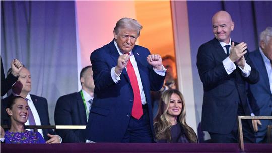 Donald Trump tanzt auf der Tribüne bei der WM-Auslosung. 