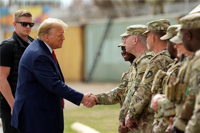 Biden und Trump machen Wahlkampf zu Migration Donald Trump warf Biden bei seinem Besuch im Bundesstaat Texas Totalversagen bei der Migrationspolitik vor.