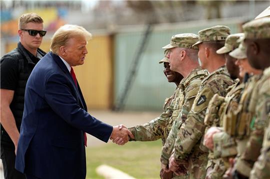 Donald Trump warf Biden bei seinem Besuch im Bundesstaat Texas Totalversagen bei der Migrationspolitik vor.