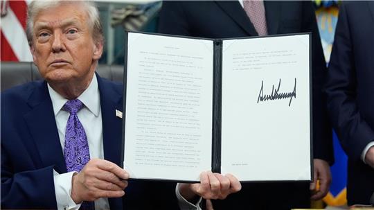 Donald Trump will KI-Gesetze einzelner Bundesstaaten eindämmen. (Archivbild)