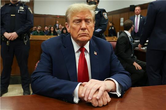 Donald Trump will im November erneut zum Präsidenten gewählt werden. Doch derzeit sitzt er bei seinem eigenen Strafprozess im Zusammenhang mit Schweigegeldzahlungen an einen Pornostar.