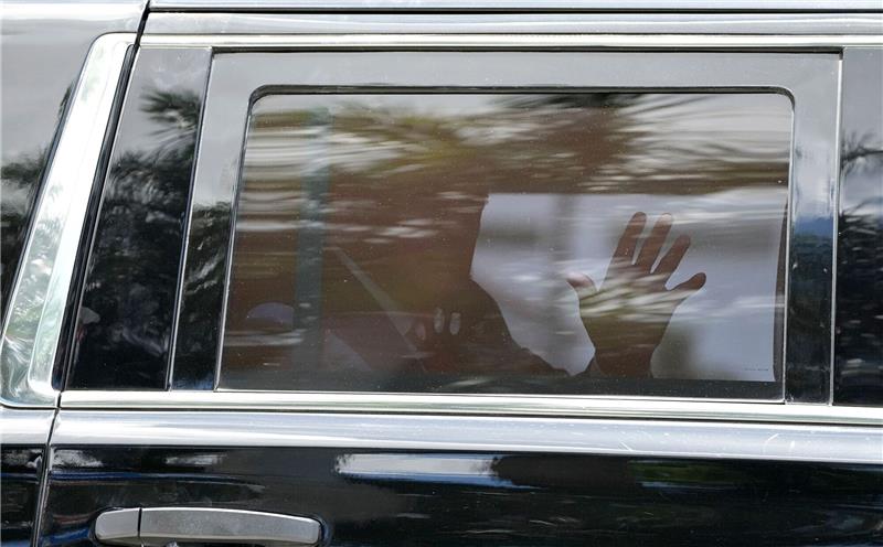 Historischer Auftritt Trumps vor Gericht in Miami Donald Trump winkt auf dem Weg zum Gericht aus dem Fenster seiner Limousine.