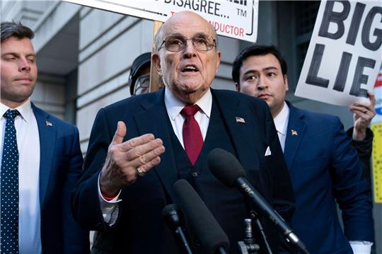 Donald Trumps Ex-Anwalt Rudy Giuliani muss sich unter anderem wegen Verschwörung und Betrug vor Gericht verantworten.