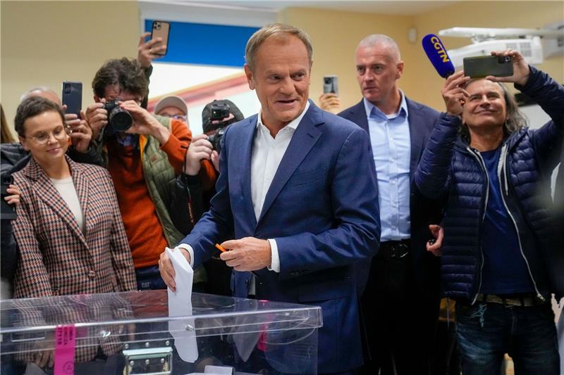 Beendet Polen-Wahl den Zoff mit Brüssel? Donald Tusk (M), Oppositionsführer von Polen, bei der Stimmabgabe für die Parlamentswahl.
