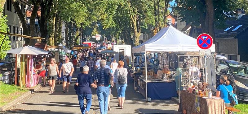 Bergbauernmarkt wird zum Besuchermagnet in Zellerfeld Donnerstagabend in der Bornhardtstraße: Selbst, wenn die Sonne nicht so scheint, wie vorige Woche ist auf dem Bergbauernmarkt immer was los. Fotos: Weiss(2)/Nachtweyh