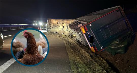 Ein Lkw liegt auf der Autobahn seitlich in einem Graben. 