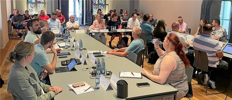 Jede Goslarer Grundschule bekommt ihren Hausmeister Doppelt beraten, vereint nach vorn schauen: Zwei Ausschüsse bringen das Vorhaben auf der Rathausdiele auf den Weg. Foto: Heine