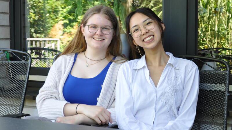 Doppelte Schulgrüße aus Ohlhof von zwei Freundinnen: Laura Meese-Marktscheffel (l.) und Dan Thanh Chau haben ihr Abitur am Ratsgymnasium jeweils mit der Traumnote 1,0 bestanden.
