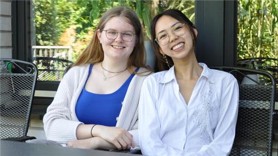 Doppelte Schulgrüße aus Ohlhof von zwei Freundinnen: Laura Meese-Marktscheffel (l.) und Dan Thanh Chau haben ihr Abitur am Ratsgymnasium jeweils mit der Traumnote 1,0 bestanden.