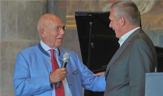 Doppelter Stiftungsgeburtstag: Goslars Ehrenbürger Hans-Joachim Tessner freut sich mit Meinhardt Fulst (r.) von der Bürgerstiftung über eine Erfolgsgeschichte seiner beiden Einrichtungen.