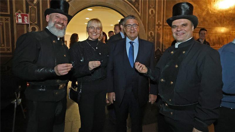 Goslarer Millionen-Versprecher und Eindruck-Hinterlasser Doppeltes Glück: Die beiden Schornsteinfeger Andreas Falkner (l.) und Marc Rogoß begrüßen Dr. Anke und Sigmar Gabriel beim Neujahrsempfang.