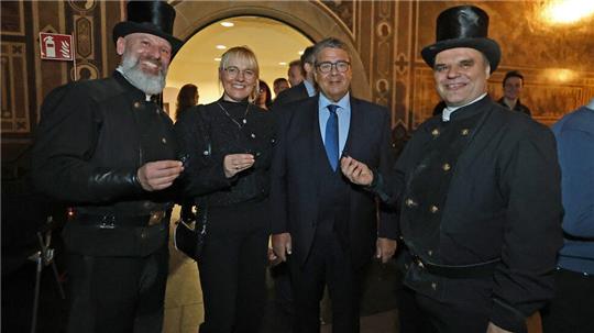 Doppeltes Glück: Die beiden Schornsteinfeger Andreas Falkner (l.) und Marc Rogoß begrüßen Dr. Anke und Sigmar Gabriel beim Neujahrsempfang.