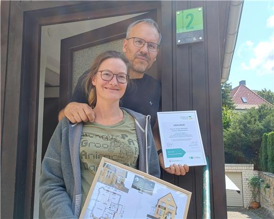 Doreen Bohnsack und Michael Helms haben 2023 eine "Grüne Hausnummer" für die energetische Sanierung ihrer Immobilie in der Goslarer Altstadt erhalten.
