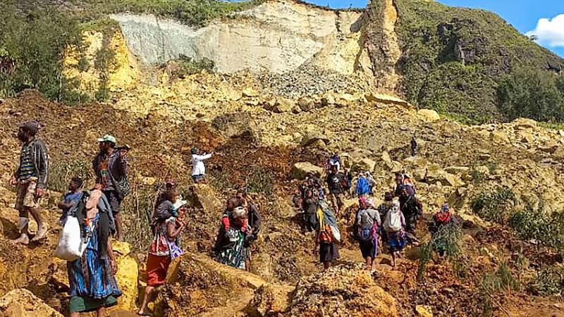 Erdrutsch in Papua-Neuguinea: 2000 Tote befürchtet Dorfbewohner suchen in Yambali nach dem Erdrutsch nach Verschütteten.