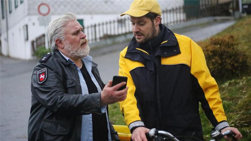 „Harter Brocken“: Folge erfordert Schwerstarbeit für Maskenbildner Dorfsheriff Frank Koops (gespielt von Aljoscha Stadelmann) dreht im zehnten Teil der Krimireihe „Harter Brocken“ eine Szene mit dem Postboten Heiner Kelzenberg (Jakob Benkhofer).