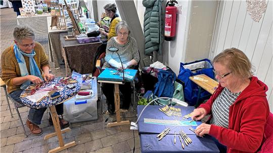 Doris Leiding, Margrit Kratochwill und Elke Mahsarski (v.l.) wollen das uralte Harzer Klöppelhandwerk am Leben erhalten. Wie schon bei der 95. Kunsthandwerkstatt (Foto) sind sie auch bei der 98. Auflage wieder mit dabei.