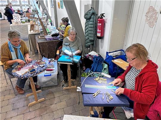 Doris Leiding, Margrit Kratochwill und Elke Mahsarski (v.l.) wollen das uralte Harzer Klöppelhandwerk am Leben erhalten. Bei der Kunsthandwerkstatt kann man ihnen über die Schulter schauen. Foto: Schlegel