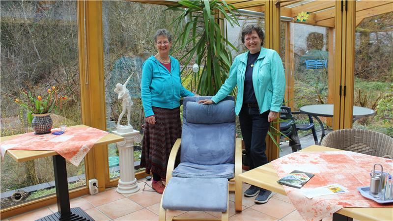 Doris Möglich und Barbara Langer im Wintergarten der Pension.