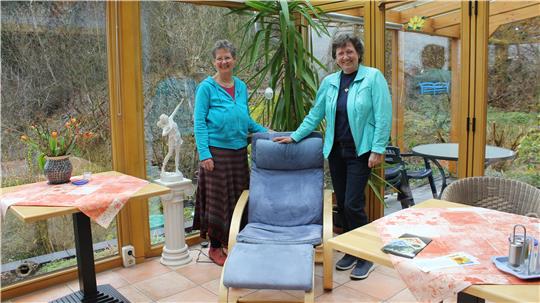 Doris Möglich und Barbara Langer im Wintergarten der Pension.