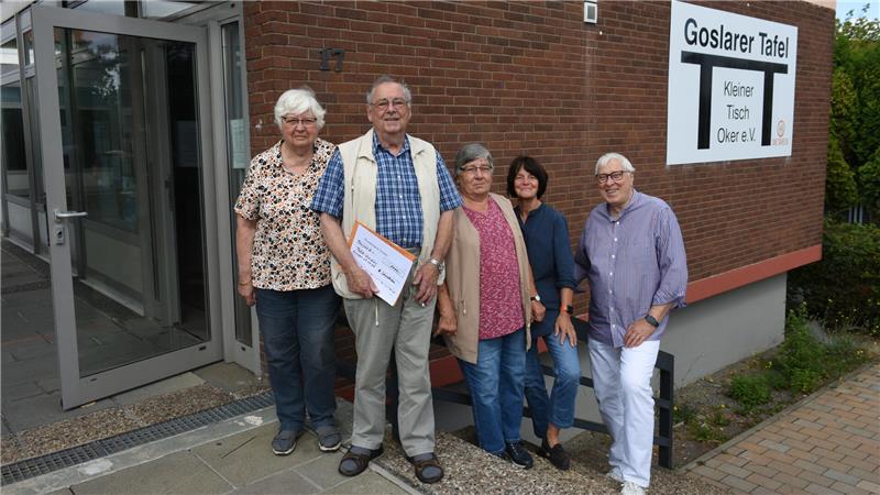 Goslarer Werner Schwerthelm spendet seine 1000 Euro der Tafel Doris und Werner Schwerthelm (v.l.) hielten Familienrat und waren sich schnell einig: Die 1000 Euro Preisgeld gehen an die Tafel, vertreten durch Edeltraut Breeger und Kirsten Neveling. Eine gute Idee, findet auch Siegfried Rey, Chef der Seniorenvertretung.