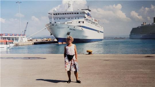 Dorothea Homann vor der Paloma I.
