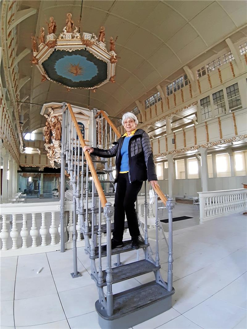 Dorothee Austen begleitet die Projekte Kirchen-Innensanierung und Orgelneubau seit langem sehr intensiv. Vieles hat sich gewandelt, auch im Detail. Die Treppe zur Kanzel beispielsweise wurde bearbeitet.