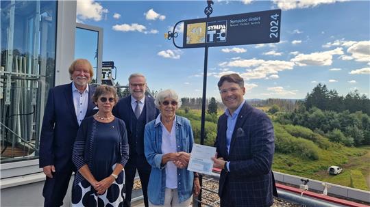 Dorothee Austen nimmt für die Marktkirchenstiftung eine Spende der Sympatec entgegen, und zwar von den Gesellschaftern (v.l.) Dr. Wolfgang Witt, Ute Kesten, Dr. Thomas Reck und Dr. Sebastian Röthele.