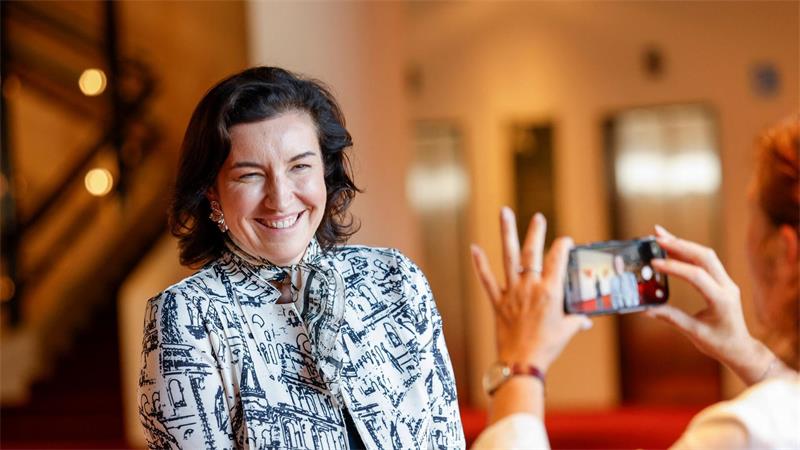Dorothee Bär (CSU), Bundesministerin für Forschung und Vorsitzende der Gemeinsamen Wissenschaftskonferenz (GWK), lässt sich nach der Pressekonferenz zur Bekanntgabe der neuen Exzellenzuniversitäten fotografieren.