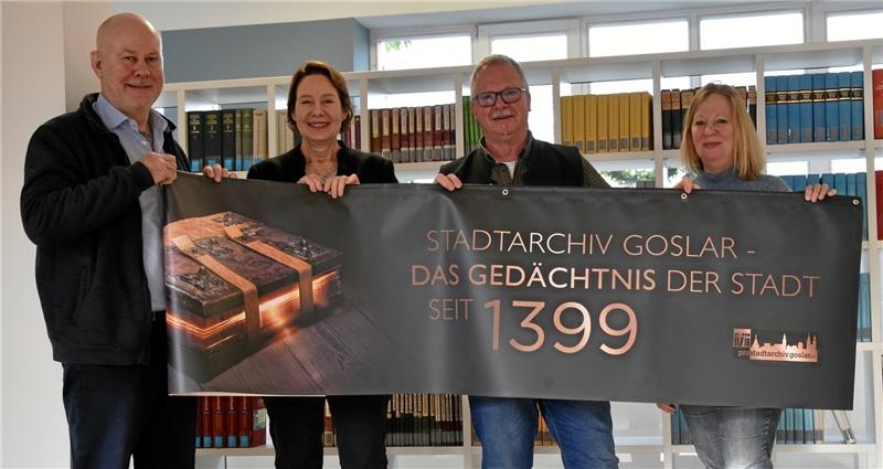 Dorothée Prüssner (2. v. li.) und Frauke Wagner (re.) übergeben Archivleiter Ulrich Albers und Vereinsvize Thomas Jürgens die Spende für „Pro Stadtarchiv“. Foto: Fricke