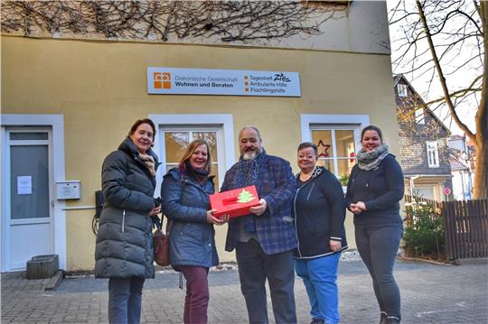Dorothee Prüssner, Präsidentin des Lions Club Bad Harzburg Walburga übergibt dem Tagestreff Zille zusammen mit Schatzmeisterin Frauke Wagner (v.l.) 1500 Euro, die unter anderem für das Weihnachtsessen genutzt werden. Rüdiger Herzog, Ines Felsberg und Anna-Lisa Ehrenberg freuen sich über die Spende. Foto: Fricke