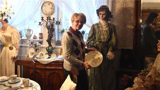 Dorothee Schacht, hier im Heimatmuseum, ist mit beiden Orten vertraut.