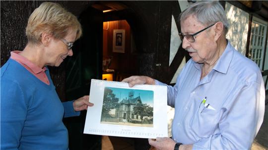 Dorothee Schacht und Hans-Gert Hotop präsentierten den neuen Wandkalender 2026 „Historische Ansichten aus Schladen“. Er bietet viele Erinnerungen.
