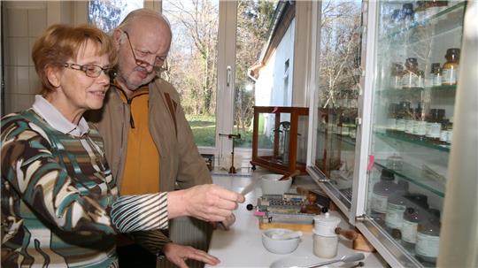 Dorothee Schacht und Jochen Buchholz tätigen die finalen Handgriffe: Sonntag öffnet das Apotheker-Museum.
