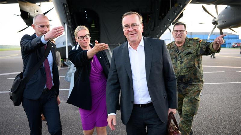 Dort entlang - Wegweiser für Pistorius in Estland