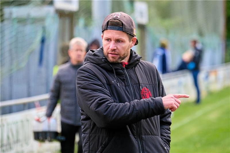 SC-18-Trainer Bodenstein will „durch die Tür gehen“ Dort entlang geht es in die Bezirksliga. Harlingerodes Spielertrainer Boris Bodenstein ist mit dem Erreichten zufrieden, will jetzt aber auch die Meisterschaft in der Nordharzliga und den Aufstieg sicherstellen. Foto: GZ-Archiv