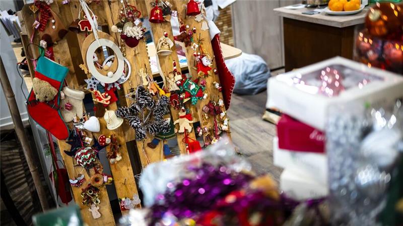 Dort können Besucherinnen und Besucher ausrangierte Adventskränze, Kugeln und Kerzen gegen neuen Schmuck tauschen.