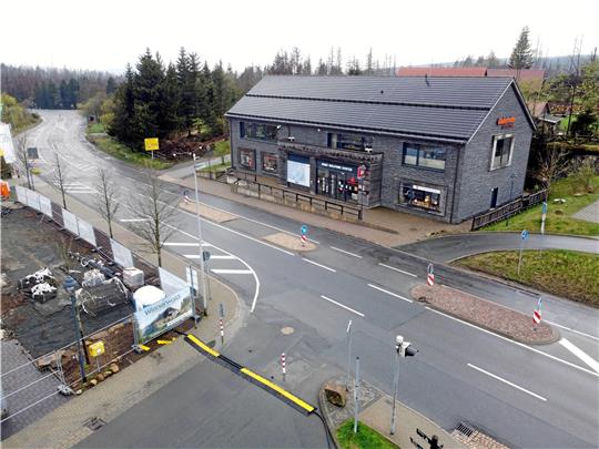 Dort, wo aktuell eine Mittelinsel das Überqueren der B 4 vor dem Harz-Welcome-Center regelt, soll ab September eine Dunkelampel stehen – jedenfalls, wenn es nach der Torfhaus-Harzresort-Gesellschaft geht. Die Straßenbehörde hält die Aufstellung einer Ampel frühestens im kommenden Jahr für realistisch. Foto: Neuendorf