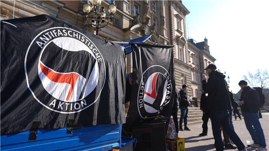 Dort, wo ansonsten auch der Block-Prozess verhandelt wird, stehen nun die mutmaßlichen Mitglieder der rechten Terrorgruppe „Letzte Verteidigungswelle“ vor Gericht.