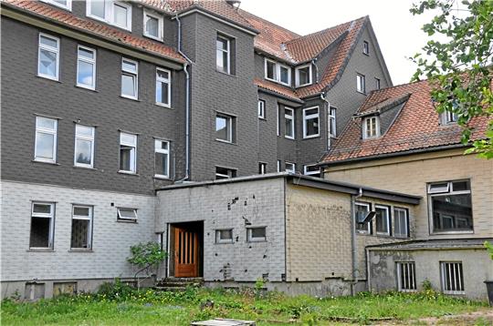 Dort, wo die Ruine des Hotels „Waldgarten“ steht, soll in Hahnenklee ein Viersterne-Naturhotel gebaut werden. Archivfoto: Heine