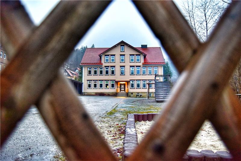 Dort, wo einst die Grundschule Wildemann untergebracht war, soll möglichst zum Schuljahr 2024/25 eine Freie Schule öffnen – laut Zeitplan des neu gegründeten Trägervereins. Im Erdgeschoss bleibt nach wie vor der Kindergarten. Foto: Neumann