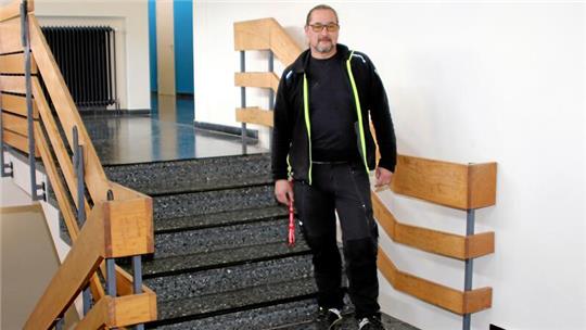 Dort, wo sich Hausmeister Peter Bartsch befindet, entsteht in den nächsten Wochen der zweite Fahrstuhl der HRS.