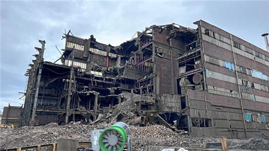 Dort, wo vor einem Jahr noch riesige Fabrikhallen stehen (die mittlerweile abgerissen sind), soll bald die Teer-Recyclinganlage gebaut werden.